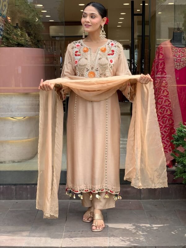 Cream embroidered Chanderi kurta with pant and dupatta, front