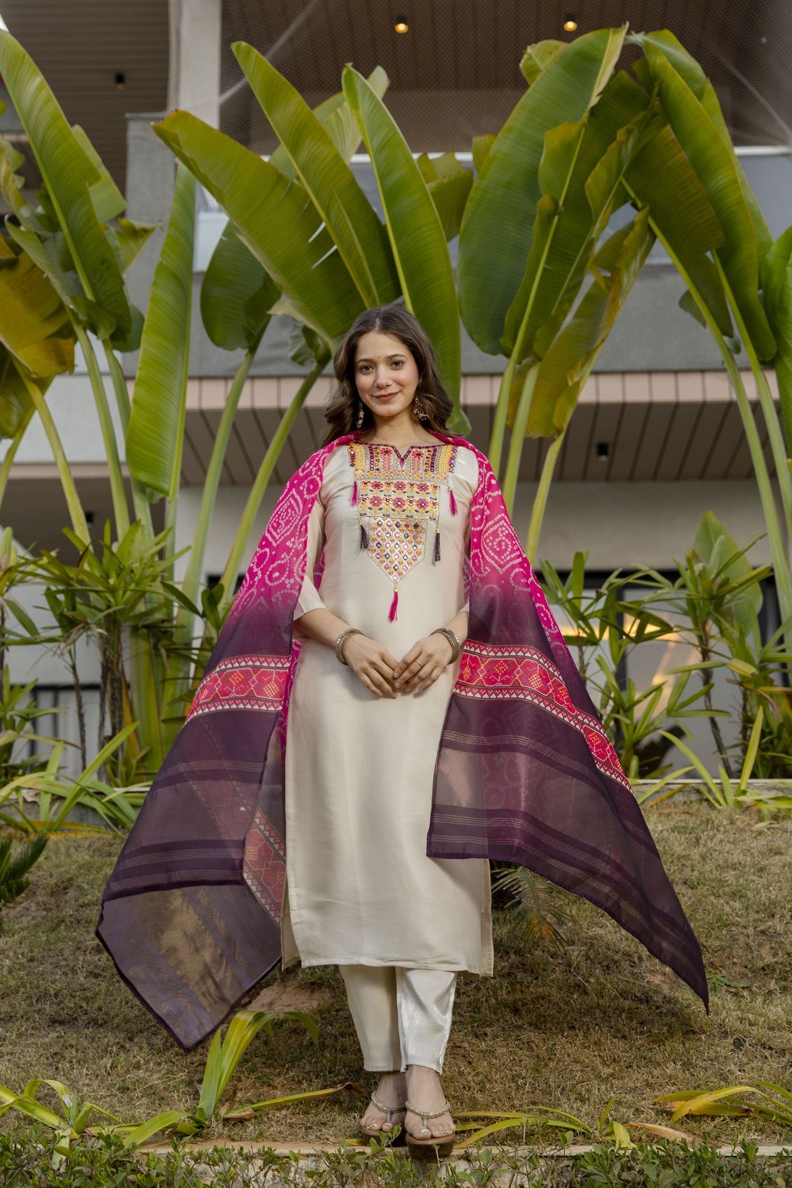 Side view of the cream kurta set with the contrast dupatta